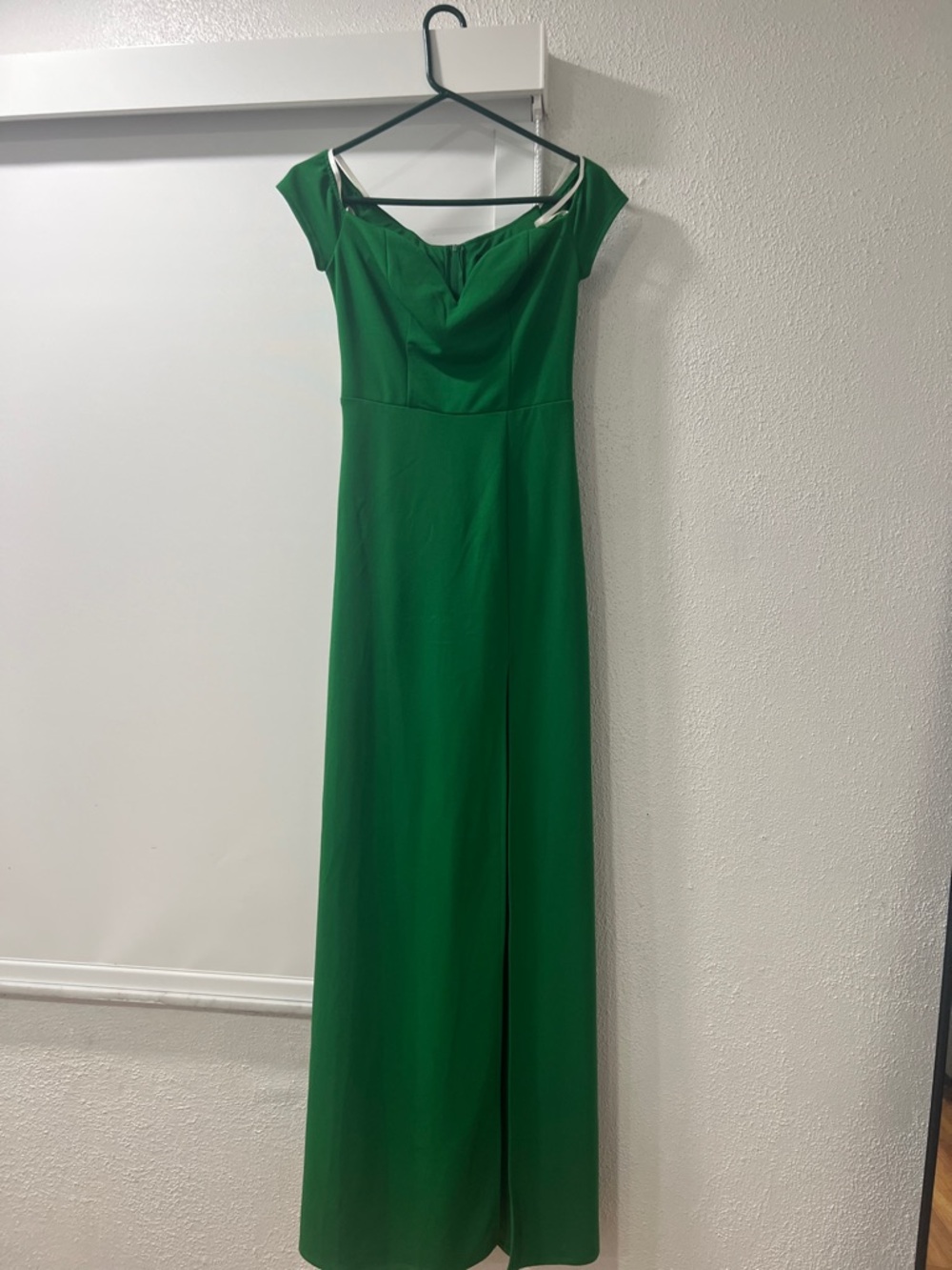 B. Smart Emerald Green Off-Shoulder Maxi Dress